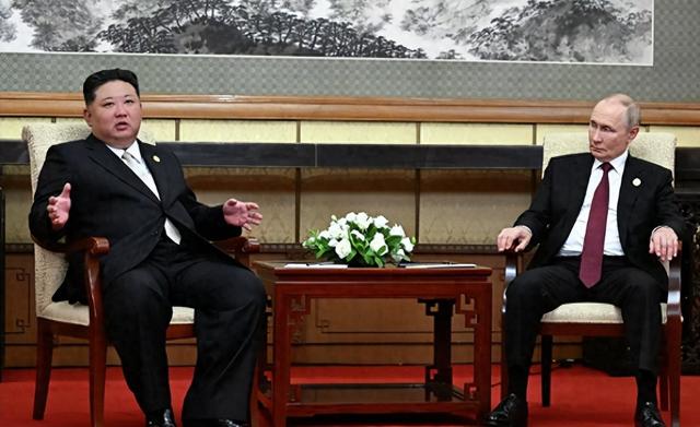 普京专机离开北京后，刚飞出中俄国境线，马上降落在了海参崴