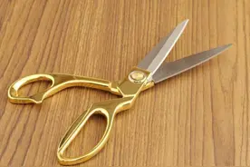 “剪刀放3处，家败人难富”，用过的剪刀别随处放，早点改正！图片