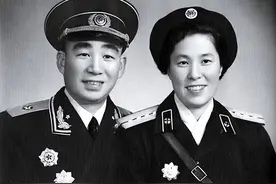 开国少将携妻衣锦还乡，发现老家有位衣衫褴褛的妻子，苦等22年图片