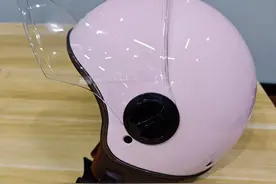 电瓶车头盔丢了你会报警吗？拿走头盔自己戴的女子拘留6天图片