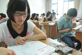 2025年，供一个大学生上大学要花多少钱？图片