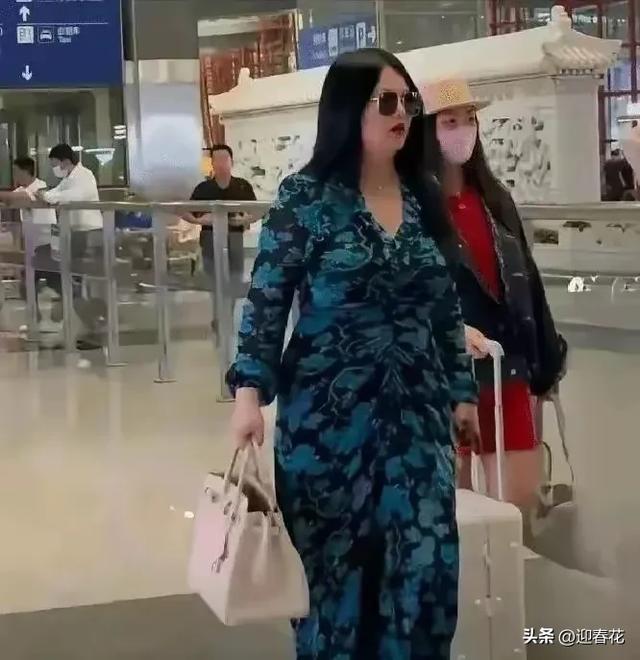 49岁李湘机场现身，200斤气场强，感觉走路肉都在颤 ​，有钱真好