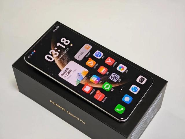 华为Mate80再次曝光：小直屏+芯片级AI，影像也有惊喜