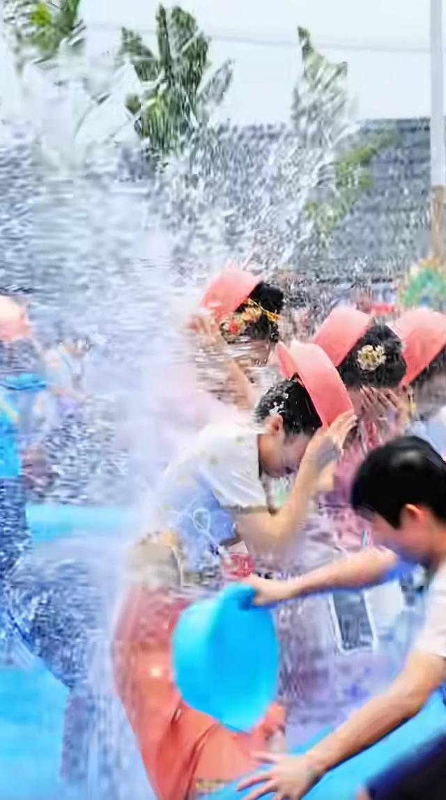 云南泼水节有多疯?消防车直升机齐上阵,建议全国巡泼不过分吧!
