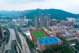 【深圳特区报】深圳中学高中园开门迎新 位于深汕特别合作区，3800名高一高二学生分批报到图片