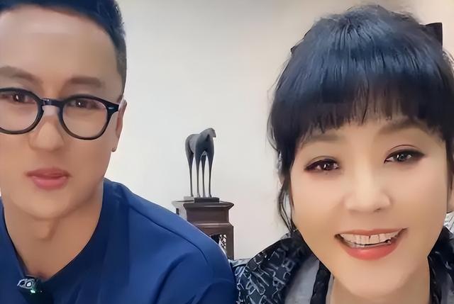 51岁主持人方琼：嫁给电视台领导	，21岁儿子不仅长得像她还是学霸