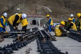 中国高铁订单爆卖！760亿铁路还没修完，马来西亚再送百亿订单图片