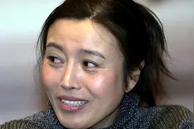 丁嘉丽曾自曝，年轻时遭娱乐圈某渣男欺骗，甘愿下跪为他铺路图片