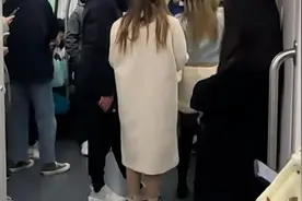 杭州地铁一女子怀疑被偷拍，要查看男子手机！男子：如没有，我砸掉你手机 律师：女子无权检查男乘客手机！图片