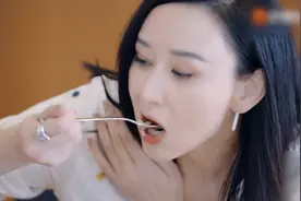 豪门媳妇吃相姿态，看完胡静再看郭碧婷，家庭地位差距一目了然图片