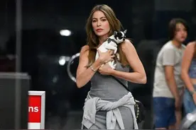 索菲娅-维加拉 辣姐炸街！淡色露肩紧身运动背心 完美身材尽显！图片