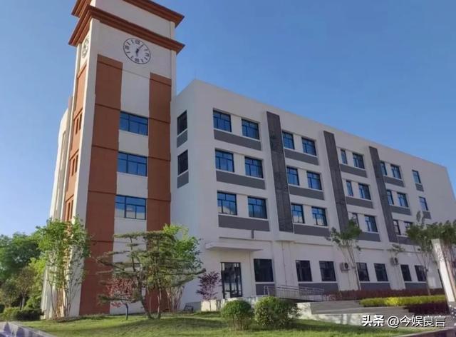 陕西女老师事件不断发酵，知情人爆料：吸烟穿吊带，疑有多位男友