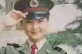 韩红曾自曝大学时是“校花”，看了她18岁的照片，我被惊艳了！图片