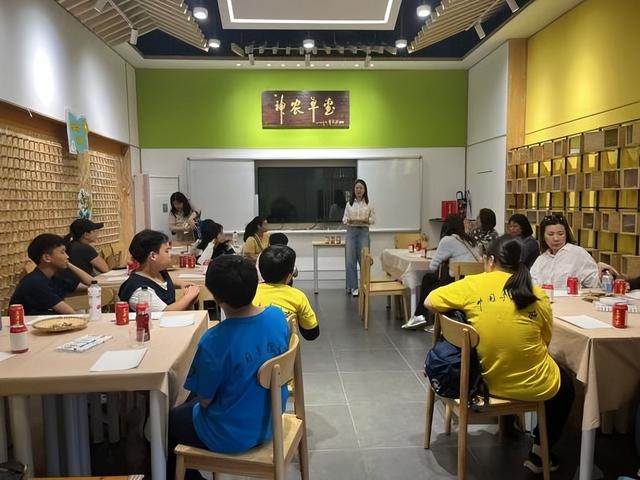传承不息，创新不止！王老吉郑荣波获颁国家级非遗代表性传承人证书