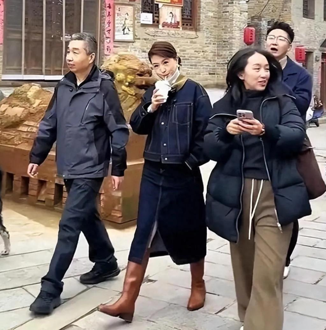 46岁主持人张蕾与富豪老公逛街，她气质出众，五官精致