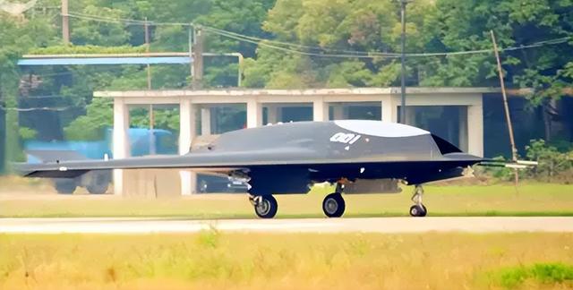 世界首款实战列装！攻击-11搭档歼-20，隐身协同改写空战