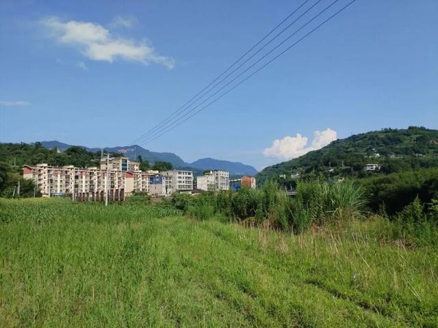 沿合（江）习（水）公路，跨越川黔边界
