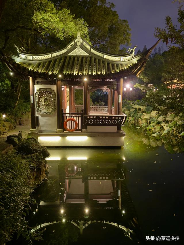 夜游上海古猗园，夜景璀璨迷人