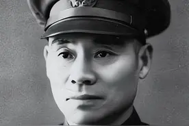 李天霞是如何被玩坏的？蹲在后方当司令，冷板凳坐出一个倒霉蛋图片