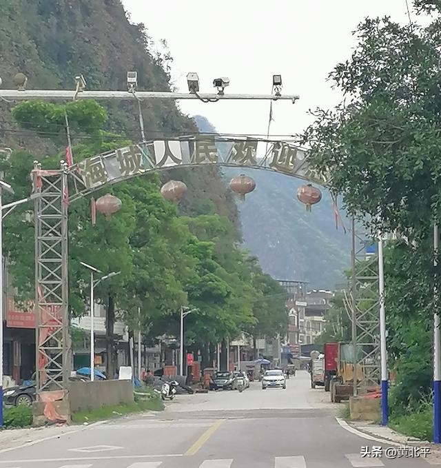 广西百色平果市与田东县交界的山区里有个小乡，没有海却叫海城