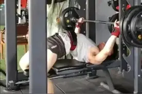 27岁河南男子健身房被压脖去世冲上热搜：所有侥幸都是不幸的开始图片