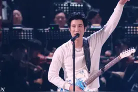 卖力演唱，复出首秀，跨年晚会上9位老牌实力歌手，表现让人惊叹图片