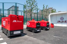 无人快递车再进高校！京东物流联合中国人民大学打造智慧快递服务中心图片