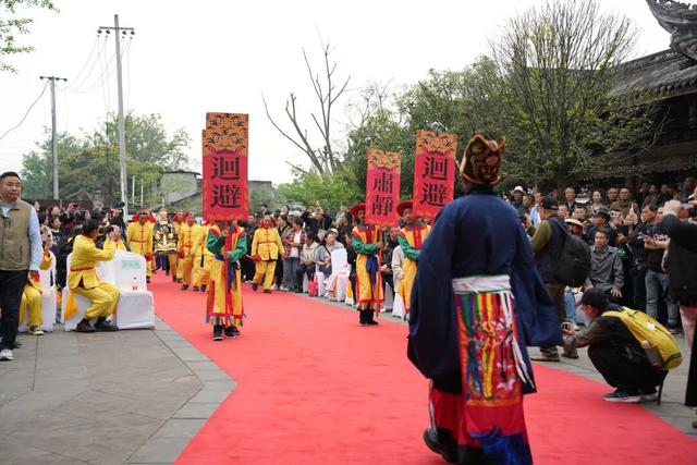 夯爆了！元通古镇清明春台会玩出新潮范儿