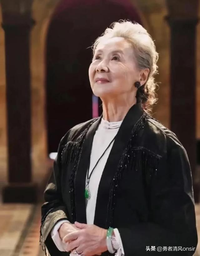 吴彦姝北京被偶遇，她包上挂着labubu好潮，87岁依旧优雅迷人