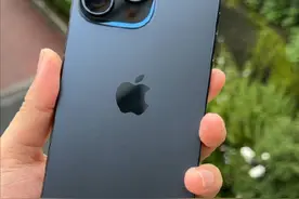 1.3万元买的苹果手机系统自动更新后死机，售后重做系统照片数据全没了→多人反映系统更新后出现bug图片