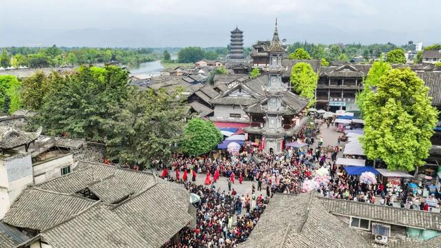 夯爆了！元通古镇清明春台会玩出新潮范儿