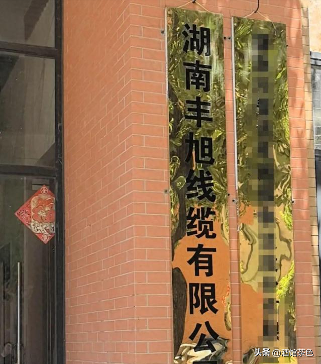 打记者老板全网“社死”，正脸曝光态度嚣张，身份被扒、官媒点名