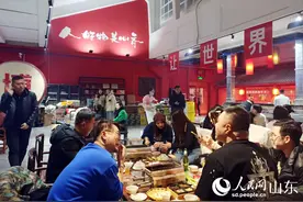 严冬里的淄博烧烤，温度有几许？图片