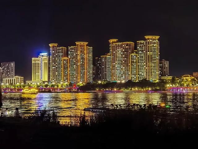 美轮美奂的吉林松花江畔夜景