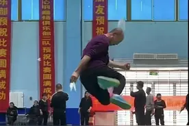 中国人用“功夫”踢毽子惊呆外国人！他们真的会功夫，中国功夫！图片