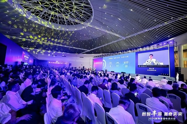 机器人炒菜大比拼 新发地建设“数智美食谷” 北京丰台举办2025数智美食生态大会