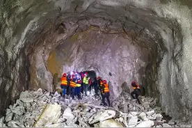 耗时三年半，基建狂魔马上就要打通天山了！天山胜利隧道有多重要图片