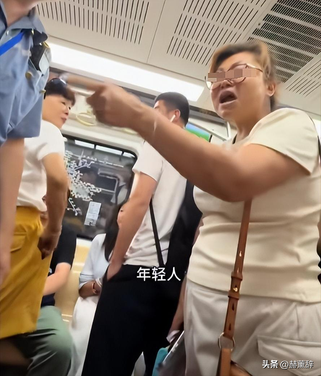 反华势力出现？女子大闹北京地铁，逮着谁骂谁，叫嚣中国不如美国