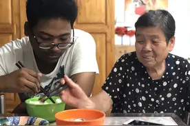 上海阿婆收养黑人弃婴，被子女骗走200万后，黑人：我给你养老！图片