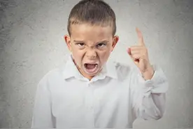 "15岁孩子叛逆期：理解、沟通与建设积极亲子关系的关键"图片