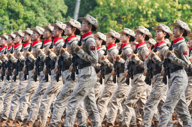 93受阅女兵参加婚礼被骂惨！网友：穿这套衣服去是几个意思？