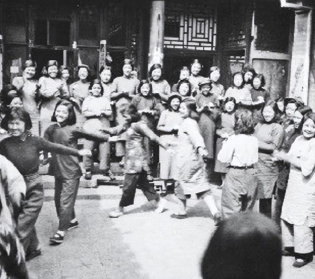 旧社会的老鸨有多狠？窑子里的姑娘，被老鸨变着花样的折磨