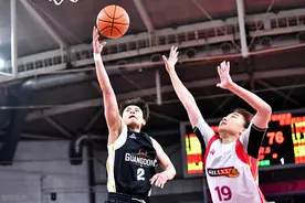 广东总冠军！广东女篮81-65四川，评分：杨力维满分，杨舒予9分图片