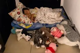 哈哈一笑，搞笑动图，为什么孩子老喜欢睡门口呢，不得解！图片
