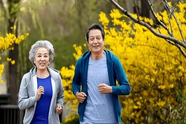 早上坚持锻炼，能长寿？医生：3个“害人”的运动，很多人还在做
