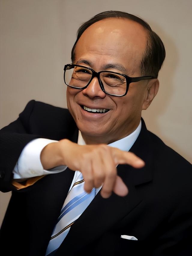 2909亿身价有何用？97岁的李嘉诚无力回天，两个60岁儿子已成心病
