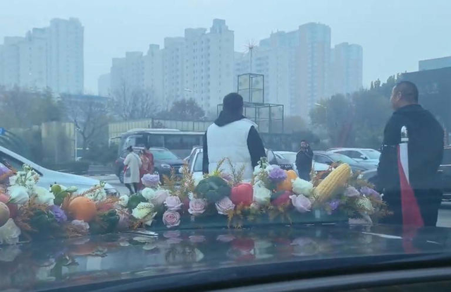 婚车遭拦截索要50条烟，新人无奈打车离去，这不是讨喜而是犯罪