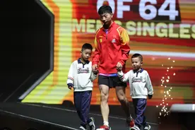 马龙妻子夏露太美了！和两个儿子首度公开现身，颜值不输石川佳纯图片