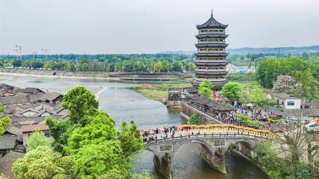 夯爆了！元通古镇清明春台会玩出新潮范儿