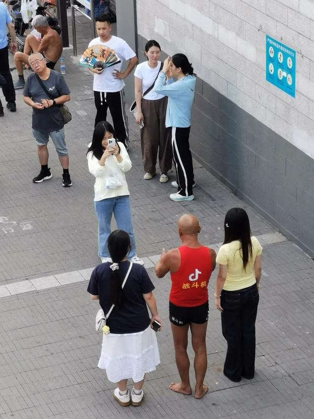 与众不同的天津，去津门故里泡相声茶馆，到狮子林桥看大爷跳水